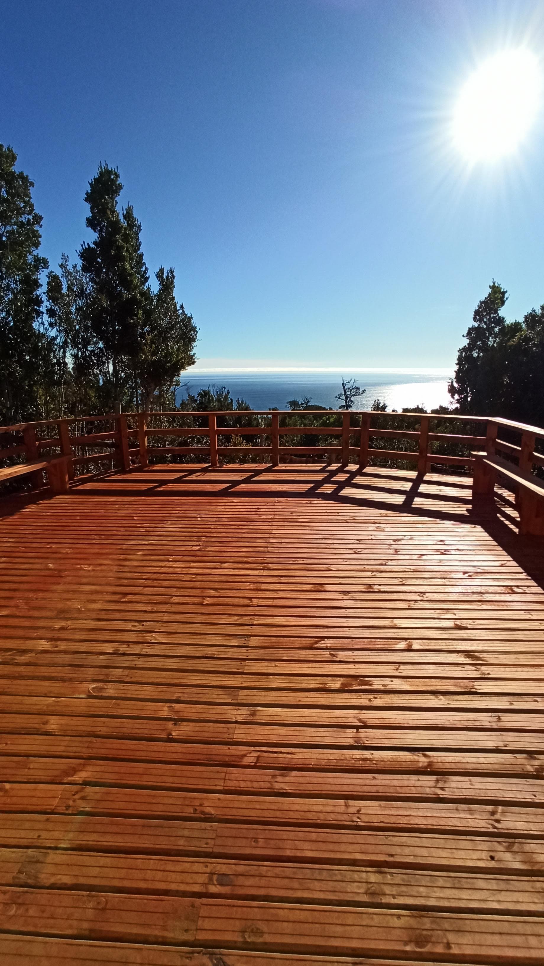 Terraza de madera con vista al mar