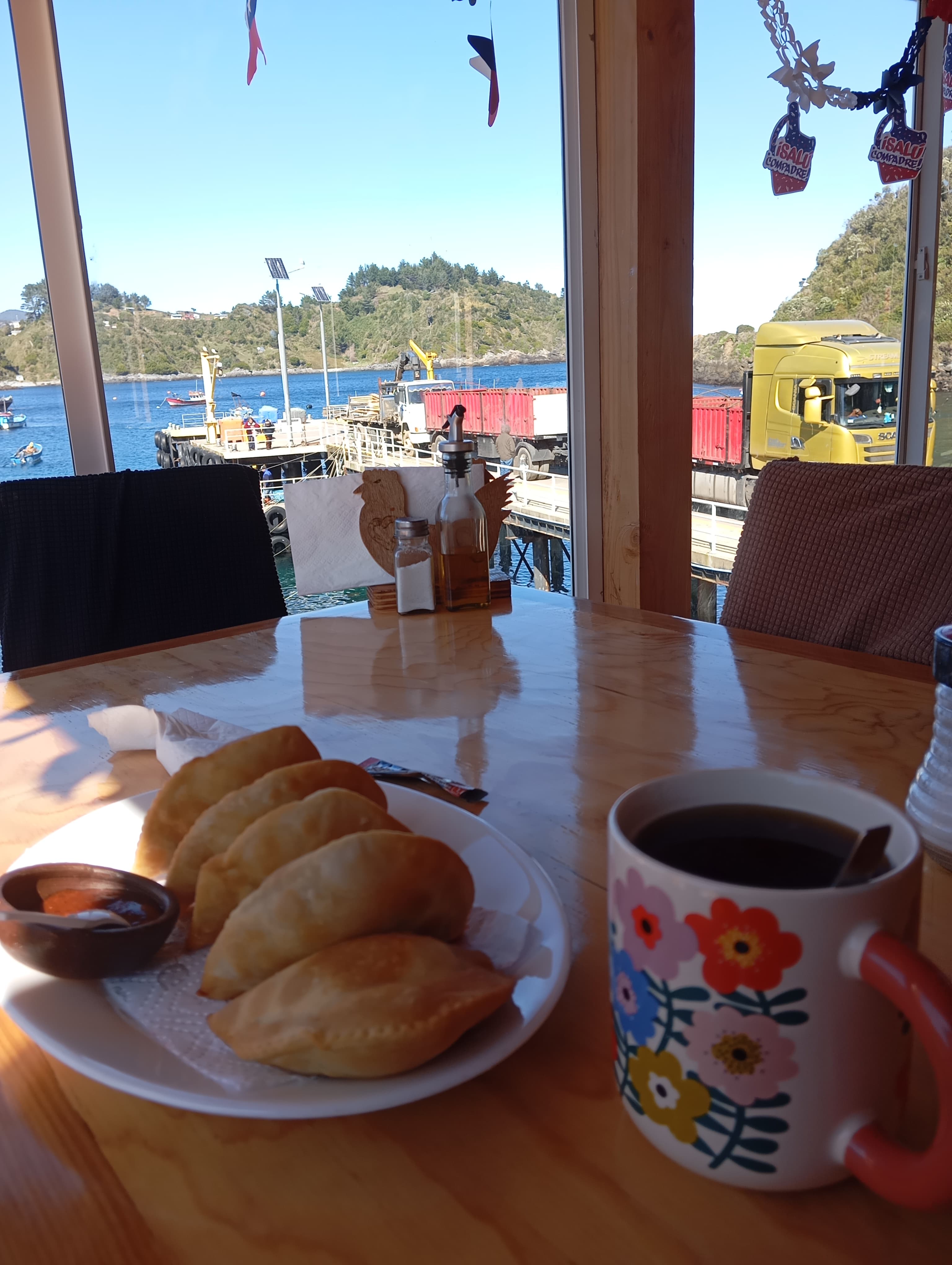 Empanadas frente al muelle de la caleta
