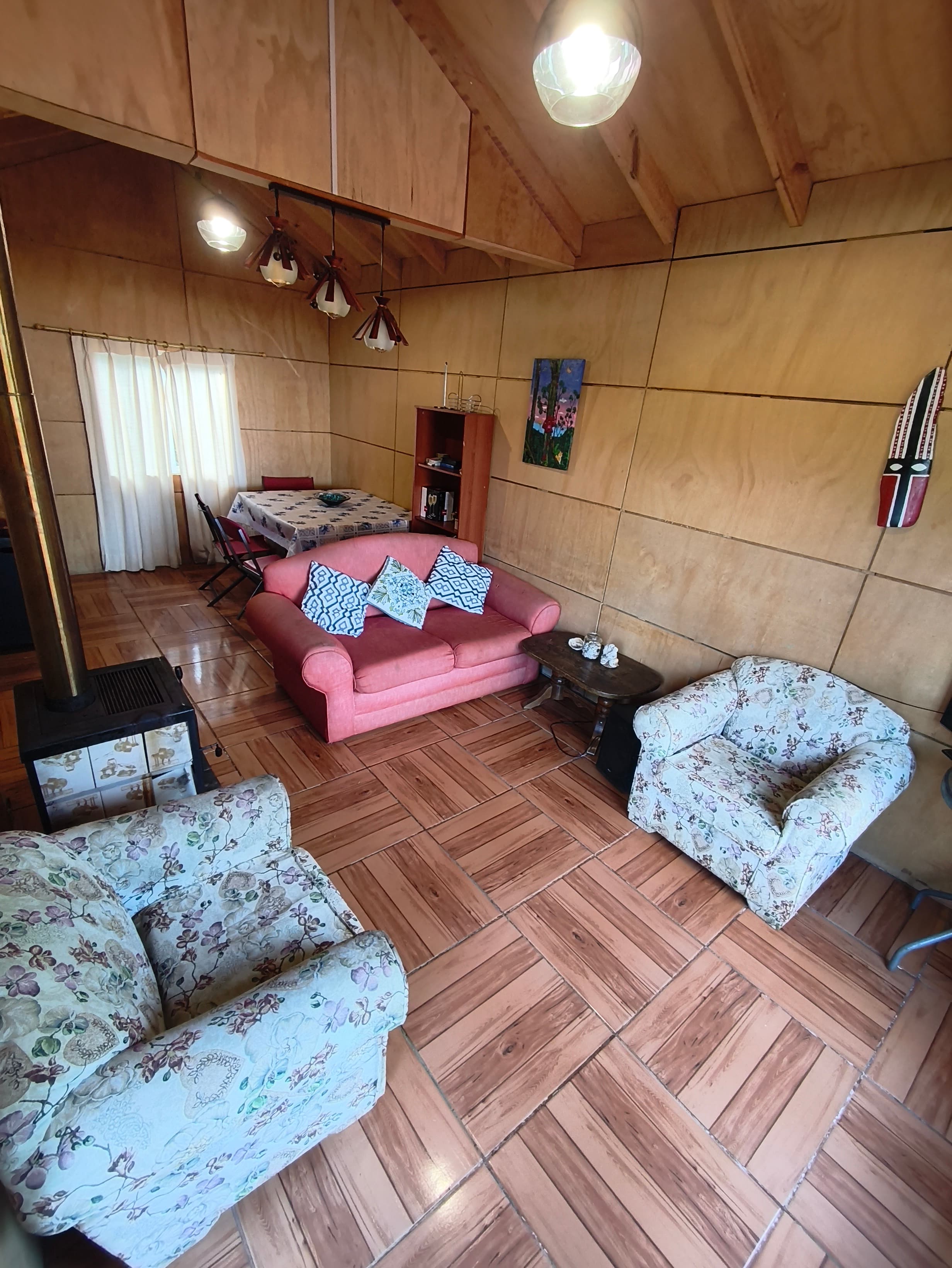 Living acogedor con detalles de madera