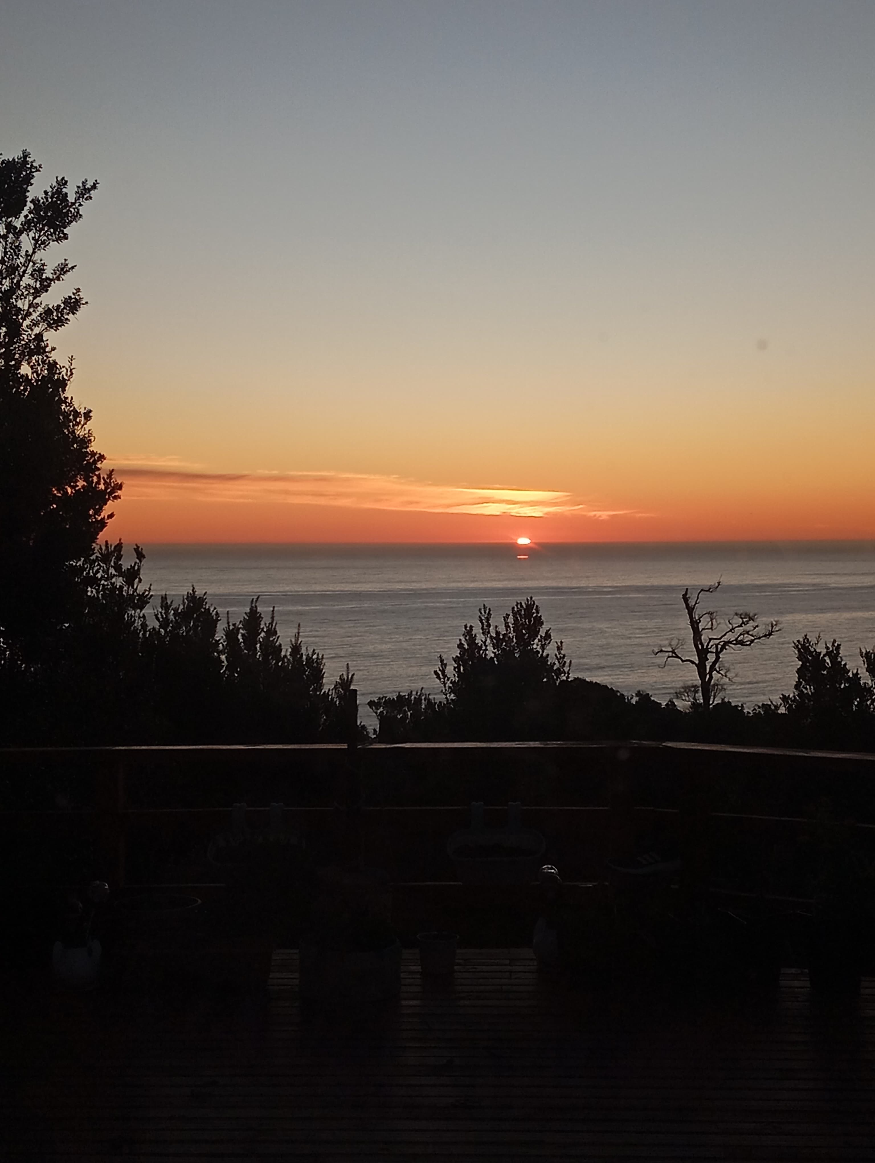 Atardecer sobre el océano Pacífico desde Trill Trill House